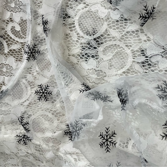 Snowflake and lace blouse - Picture 6 of 12